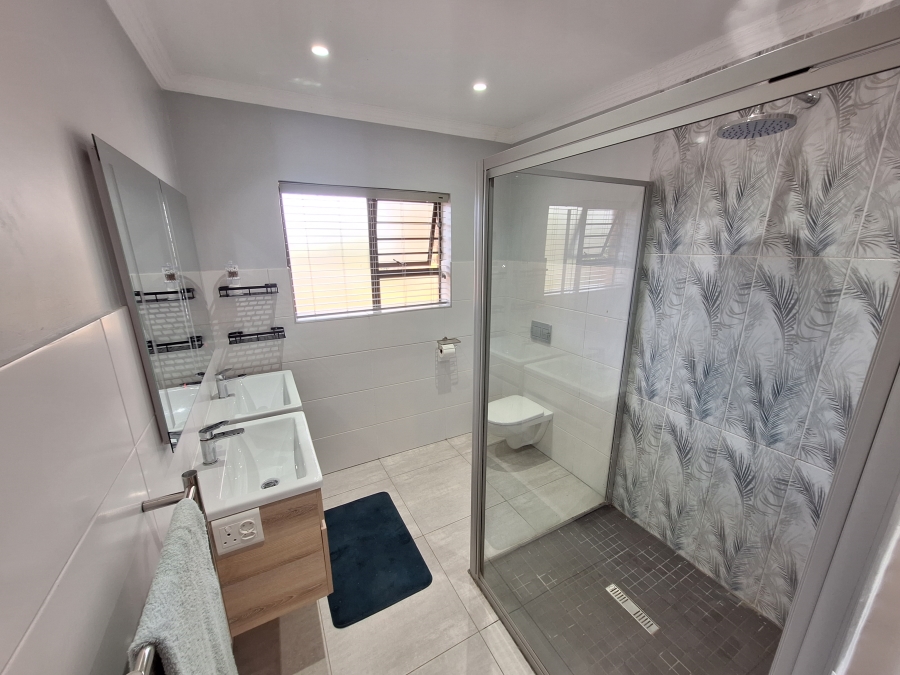 4 Bedroom Property for Sale in Wavecrest Eastern Cape